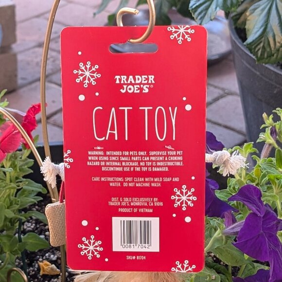 Trader Joe’s Holiday Cat Toy Mouse With Feather And Rope Iconic Hawaiian Shirt - Picture 2 of 2